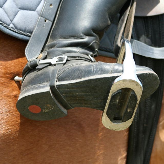 Sporen geben beim Reiten - Detailaufnahme Steigbügel, Reitstiefel, Sporen © Roland Vidmar, videomar.at